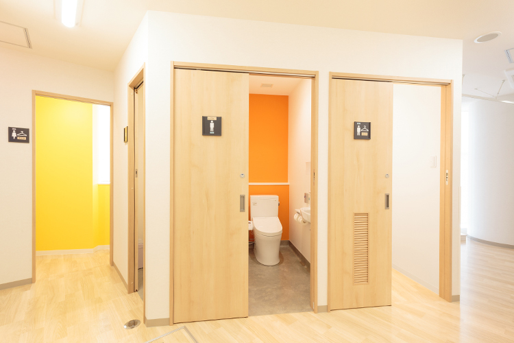 わき消化器内科・IBDクリニック 伊丹市 男性用・女性用のトイレと更衣室が用意されている