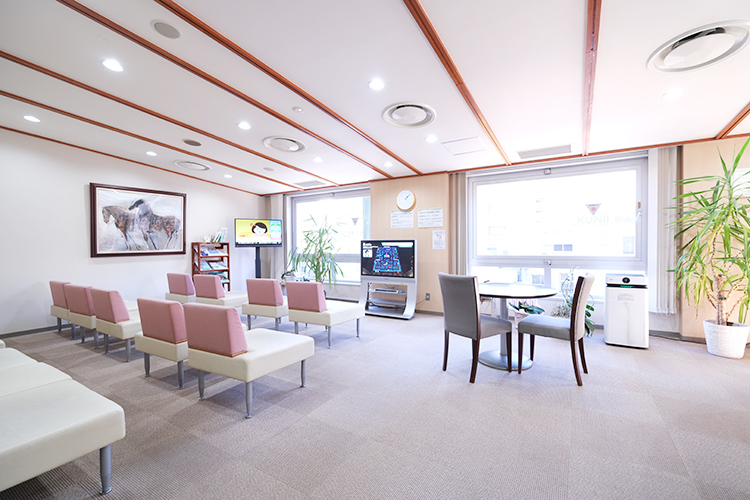 駿河台診療所 千代田区 ホテルロビーをイメージした、落ち着いて過ごせる待合室
