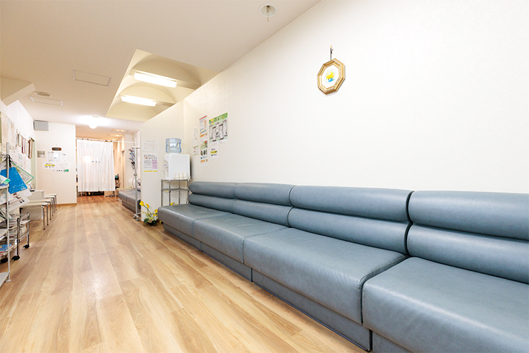 かんない駅前眼科クリニック 横浜市中区 待合室では、目に関するさまざまな情報を掲示している