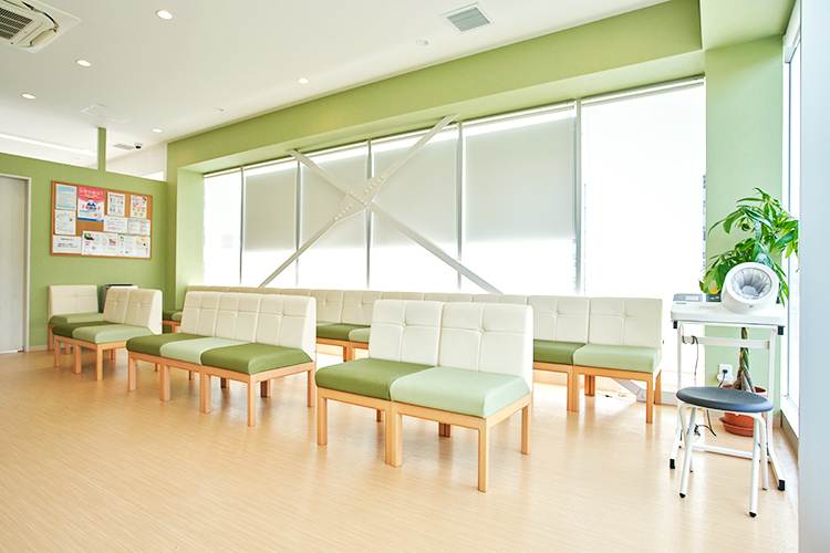 ひとら整形外科リハビリクリニック 西宮市 グリーンを基調とした、陽光の差し込む明るく広々とした院内
