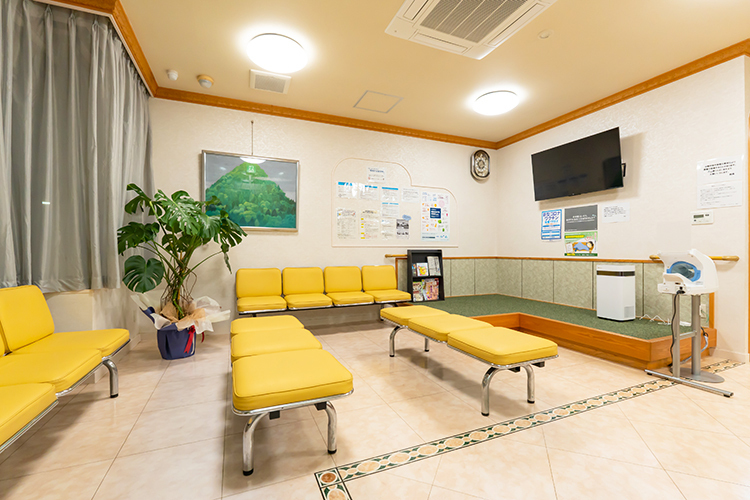 かどた内科ハートクリニック 養老郡養老町 淡いオレンジやグリーンの椅子が温かみのある待合室