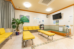 かどた内科ハートクリニック 養老郡養老町 淡いオレンジやグリーンの椅子が温かみのある待合室