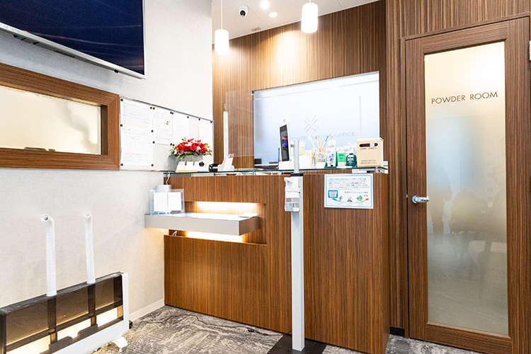 馬車道アイランドタワー歯科 横浜市中区 受付には飛沫防止仕切りと自動検温器を設置