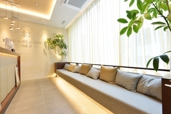 恵比寿デンタルクリニック東京 渋谷区 日の光が差し込む開放的な待合室