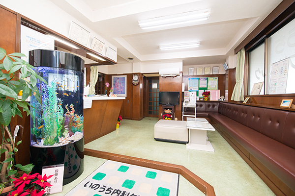 いのうち内科クリニック 横浜市緑区 大きな水槽は院長のこだわり。患者の心をリラックスさせる