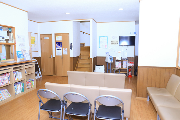 ならい心療内科 岡崎市 木目調の落ち着いた院内
