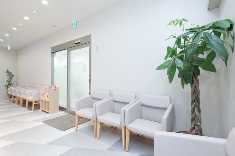 保谷駅前皮膚科 西東京市 白を基調とした清潔感あふれる院内