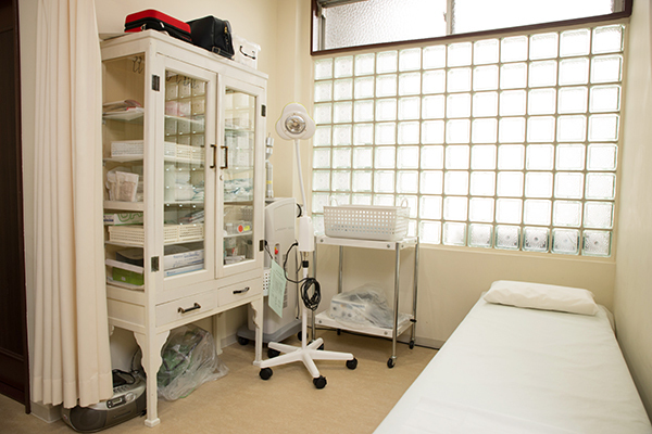 辻田外科クリニック 大阪市東淀川区 診察室に隣接された処置室