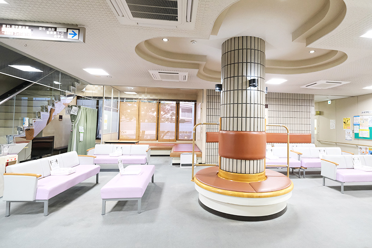 新堂診療所 富田林市 広い待合室は患者本人だけでなく付添人の負担も軽減する