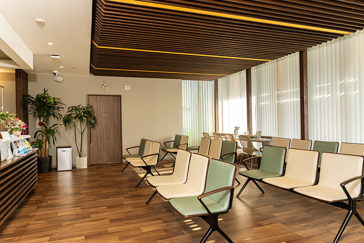 はまぐち呼吸器・内科クリニック 松山市 自然光の温もりに包まれた落ち着いた雰囲気の待合室