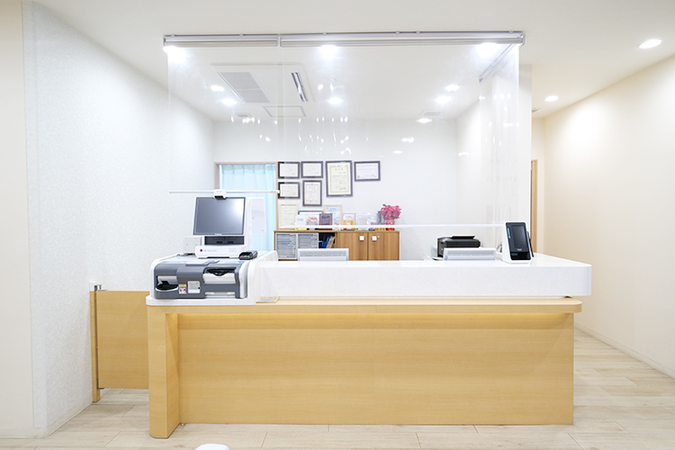 麹町リバース 今井整形外科クリニック 千代田区 予約なしで受診可能。自動精算機で決済もスムーズに