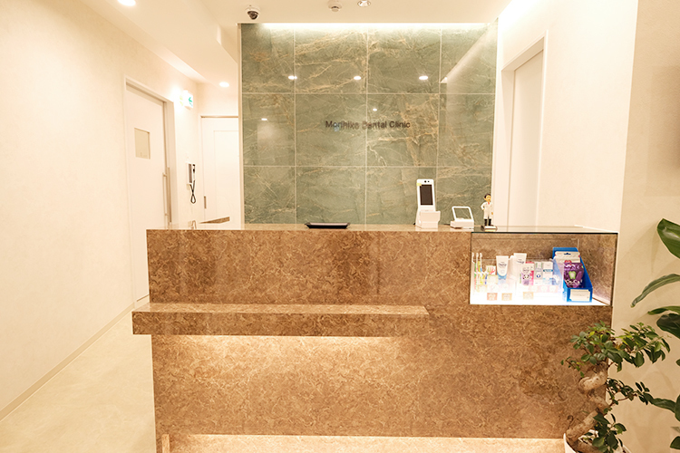 もりひこ歯科クリニック 西宮市 スタッフが笑顔で迎える明るく清潔感のある院内