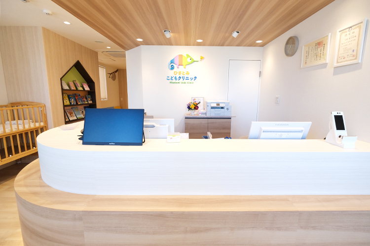 ひさとみこどもクリニック 大阪市天王寺区 ぬくもりのある木目が印象的