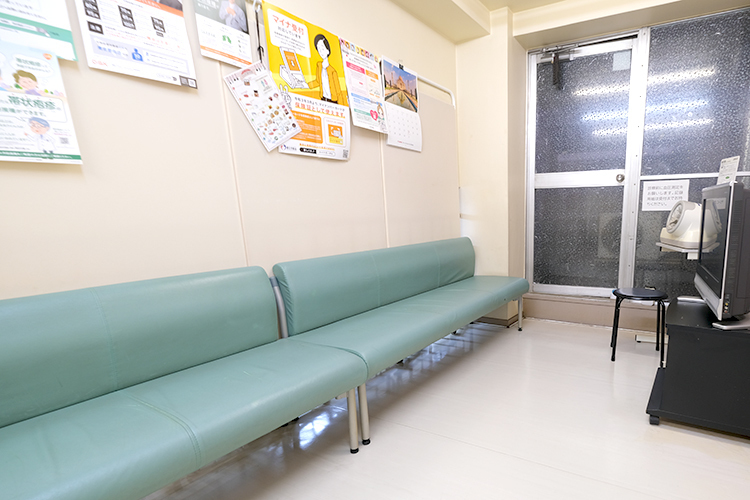 上板橋診療所 板橋区 受付スタッフが笑顔で優しく迎える