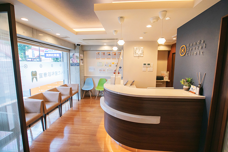 ほんだ歯科診療室 福岡市南区 シックで落ち着きがある待合室