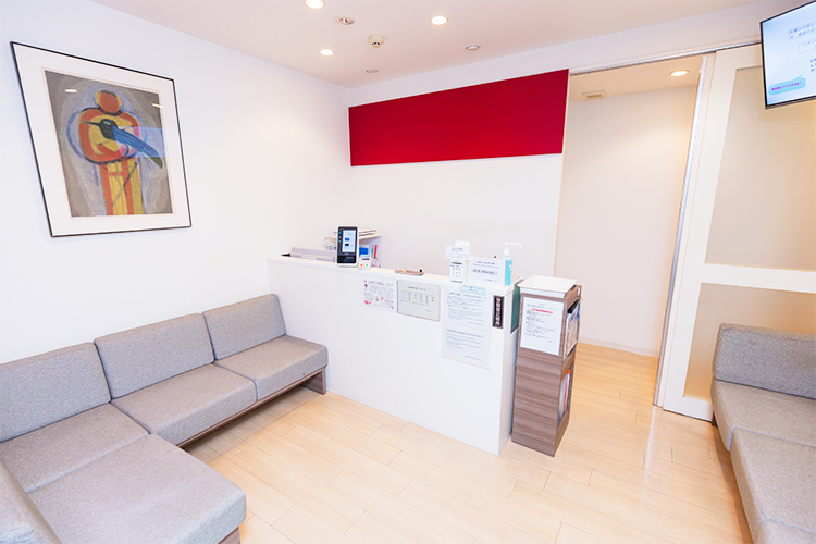 めぐろ皮膚科クリニック 品川区 温かみある照明とゆったりしたソファーでリラックスできる待合室
