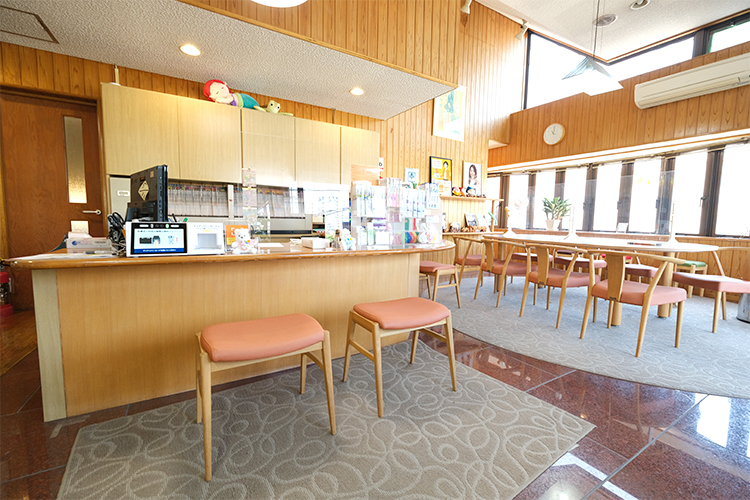 しゅういち矯正歯科クリニック 川西市 木目調の院内。受付にも椅子が用意されておりリラックスできる