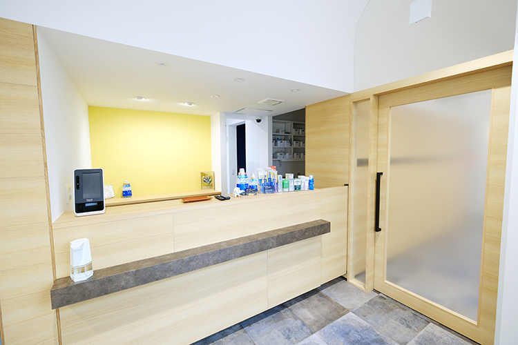 久留米セントラル歯科 久留米市 院内は木目を基調としたスタイリッシュなデザイン