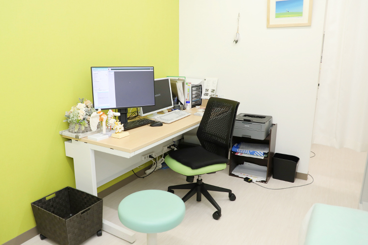 うえむら痛みのクリニック 福岡市中央区 黄緑を基調とした診療室。患者に寄り添う診療を心がける