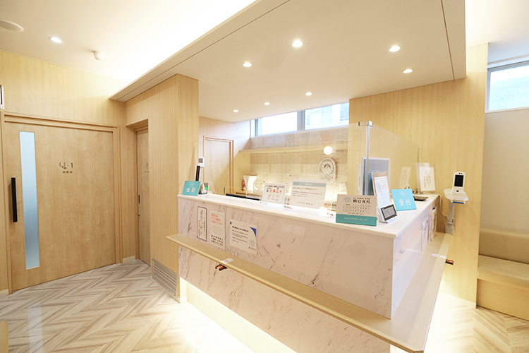 朝日医院 名古屋市中川区 温かみのある院内。受付スタッフが明るく対応してくれる