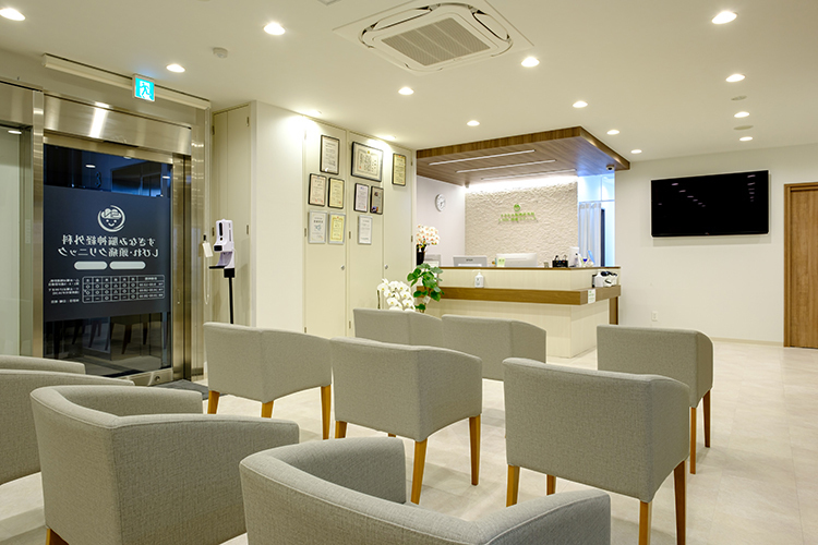 すぎなみ脳神経外科・しびれ・頭痛クリニック 杉並区 白を基調とした清潔感のある待合室