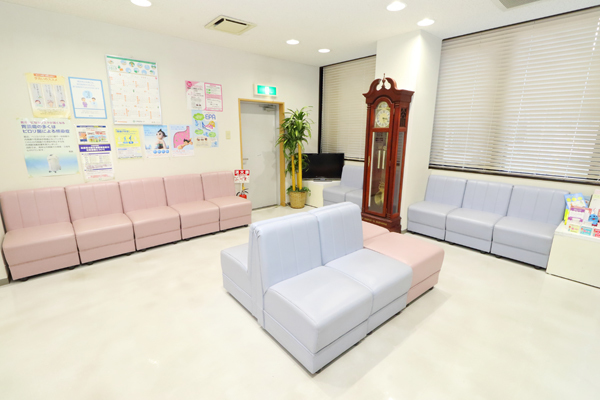 わたなべ医院 豊中市 広々とした待合室。患者がゆったりと過ごせる