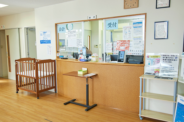 いわつぼ耳鼻咽喉科・めまいクリニック 姶良市 受付。子どもから高齢者まで遠方からの患者も訪れる