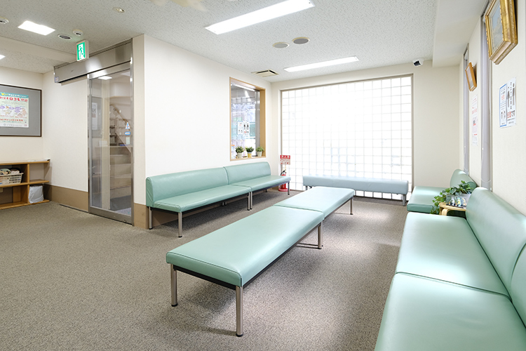 浜橋整形外科医院 横浜市旭区 バリアフリー設計で、車いすの患者も安心して通院可能