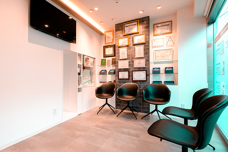 永福町駅前歯科・矯正歯科・小児歯科 杉並区 白を基調として明るい院内が印象的