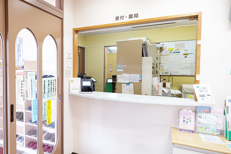 さくらのき米山ファミリークリニック 向日市 スタッフが笑顔で迎える受付