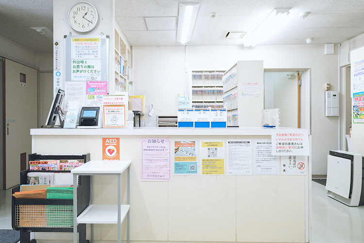 花田内科胃腸科医院 川崎市川崎区 受付スタッフが笑顔で優しく迎える