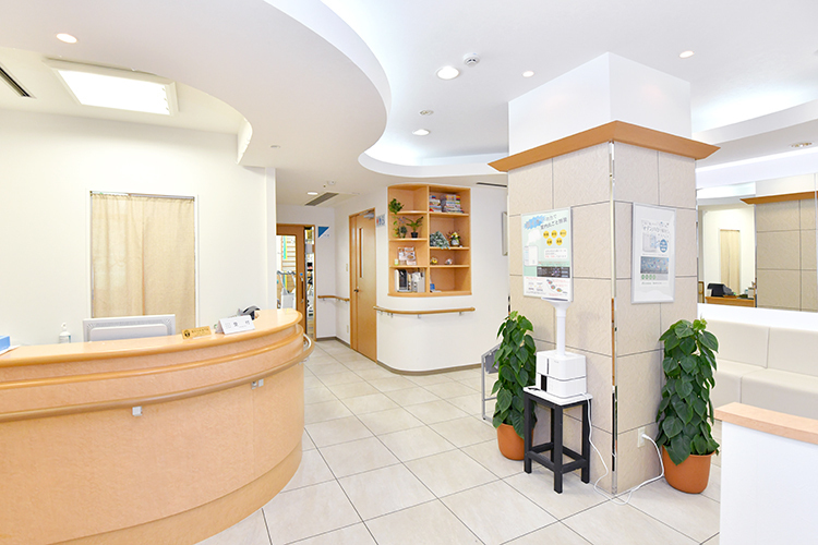 みやみつ整形外科リハビリクリニック 西宮市 白を基調とした院内は明るく広々としている