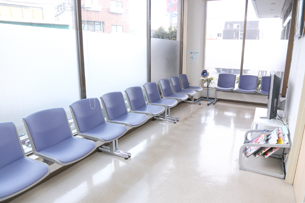 ながふち整形外科 横浜市港北区 自然光で明るく、落ち着いた雰囲気の待合