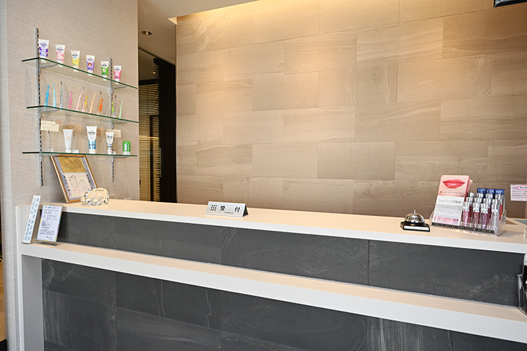 拝島駅前オパール歯科クリニック 昭島市 ホテルのコンシェルジュのような丁寧で優しいスタッフが出迎え