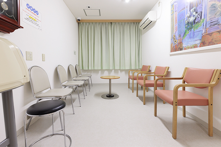 西クリニック 台東区 ゆったり過ごせる待合室