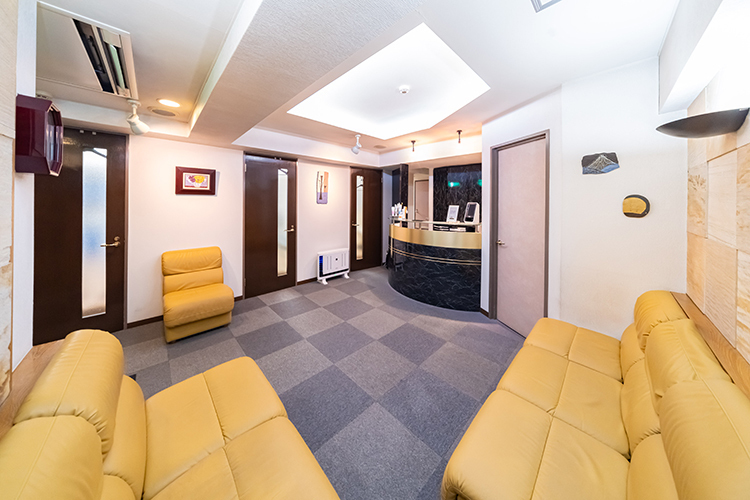 美都デンタルクリニック 世田谷区 落ち着いた雰囲気でリラックスできる待合室だ