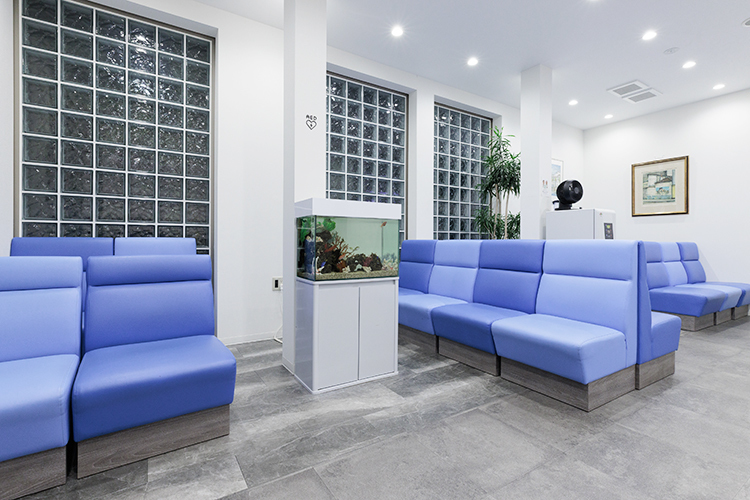 木村クリニック 目黒区 待合室には水槽を設置。リラックスできる院内