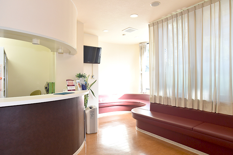 蓮池内科診療所 神戸市兵庫区 待合スペースには、外からの明るい光が差し込む