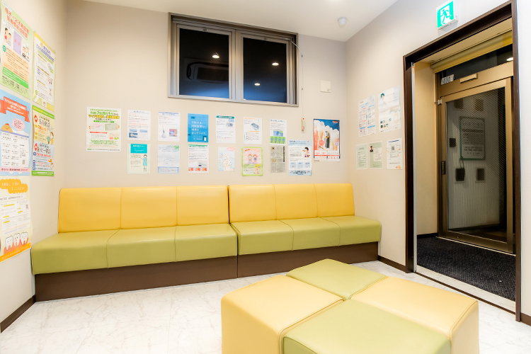 まつい歯科 鹿児島市 待合室のモニターには歯科に関する情報が流れる