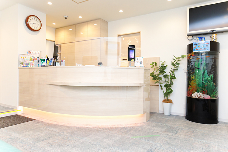 ふるた歯科 横浜市保土ケ谷区 水槽もあり広々とした待合室。感染症対策のためアクリル板も設置