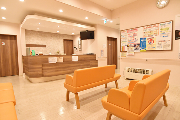 ふくだクリニック 神戸市北区 待合スペースは広く取られ、テレビや雑誌が設置されている