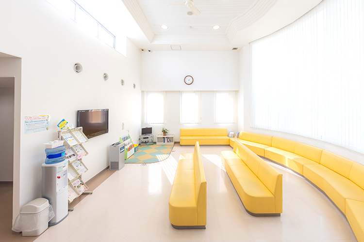 さくらクリニック 瑞穂市 明るい待合室は患者もくつろぐことができる