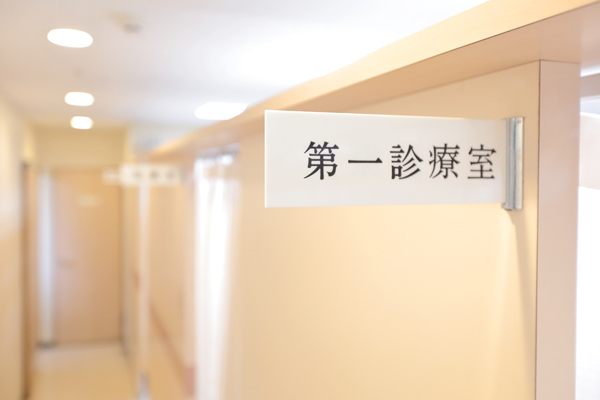 前川メディカルクリニック 横浜市西区 患者に見えやすいよう、院内の掲示物は高い位置に設置されている