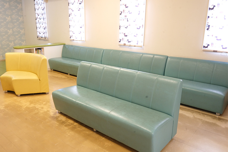 とくなが小児科クリニック 北九州市小倉北区 光が差し込み広々とした待合室。