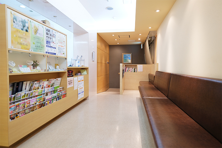 はるみクリニック 八潮市 木目調で温かみのある受付