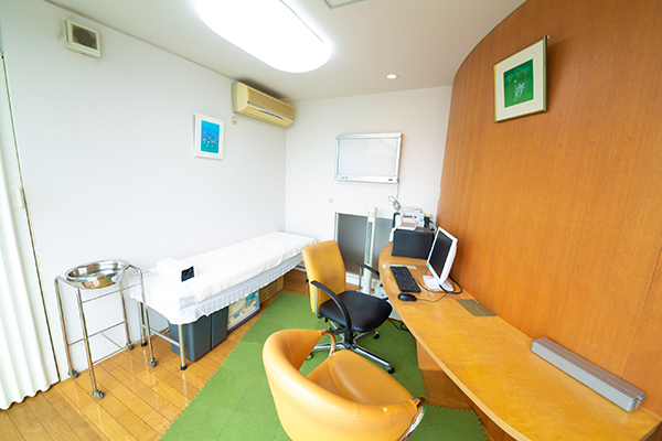 西本クリニック 西宮市 木のぬくもりを生かした温かい雰囲気のクリニック