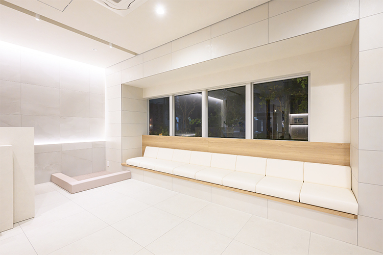 十三駅前歯科・矯正歯科 大阪市淀川区 清潔感のある白と木目の淡いベージュで統一された院内
