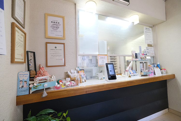 下里歯科医院 茅ヶ崎市 患者一人ひとりを丁寧に迎える受付