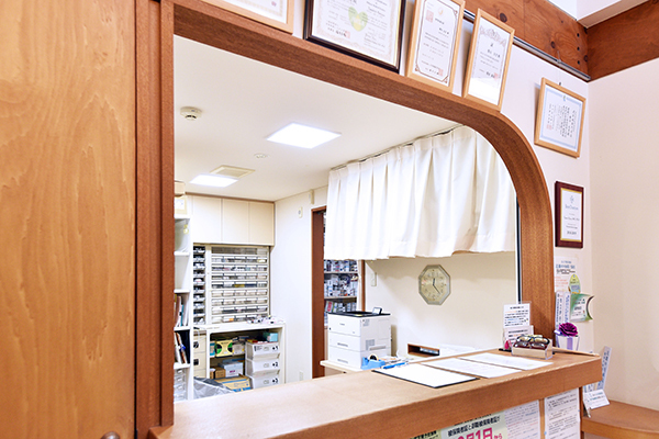 勝谷医院 尼崎市 スタッフが笑顔で迎える