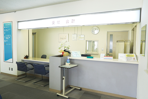 しもざとクリニック 名古屋市緑区 受付。スタッフとの連携を大切にしている